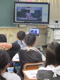 隣のクラスにはオンラインで配信します