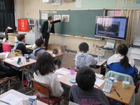 主たる指導はオンラインで行い補助の先生がサポートします