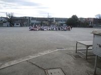 地震発生!　校庭で遊んでいる子は中央に集まりしゃがみます。