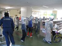 地震により火災発生!　避難の様子を消防士さんが見守ります。