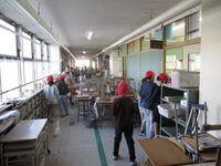 教室にワックスをかける準備です(3年生)