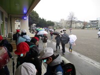 冷たい雨での終業式です