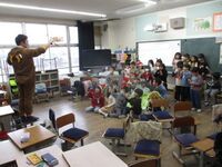 お楽しみ会で記念撮影(1年生)