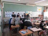 休み時間、転入生の周りにクラスメイトが集まります。いいですねー!(6年生)