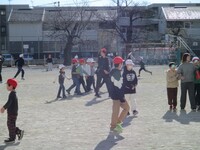 休み時間、子どもたちと先生たちの元気な姿が校庭に戻ってきました