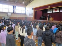 始業式、校歌斉唱。音楽部の先生の伴奏と指揮に合わせて。
