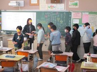 担任自作のおみくじで盛り上がっていました(4年生)