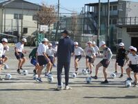 ボールに慣れるところから始まります