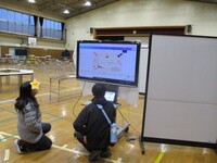 各ブースに大型ディスプレーを設置