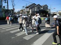 産業道路を渡ります
