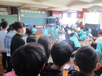 音楽室での授業の様子を見学