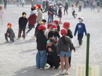 5年生の先生と一緒に遊ぶ1年生