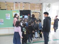 廊下からの光が漏れないよう段ボールで遮光しています