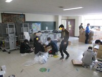 まずは小さな付属品の梱包をほどくところから