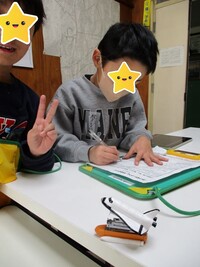 聞いたことをすぐにメモしていました