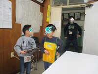 担任の先生も心配で廊下から見守っています