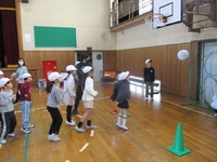 2年生うまく的に入れられるでしょうか