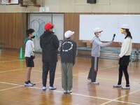 運動委員がマイクをもって進行します