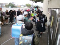 ハイタッチをする姿はどこか照れくさそう・・・