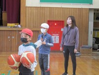 マイクを持った運動委員の進行で行われます