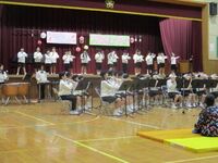 新たに部員となった3年生(ステージ上)を迎えての演奏