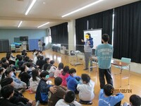 子どもたちに手伝ってもらいながら授業を進めます