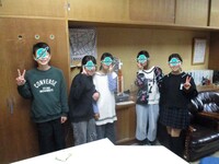 ロケットの前で記念撮影(2組)