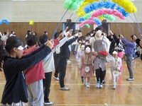 1年生と手をつないで入場です