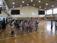 かわいらしい歌とダンスで感謝の気持ちを伝えます(1年生)