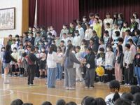 6年生が作った雑巾を在校生に手渡します