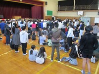 6年生の班長にお礼の拍手が送られました