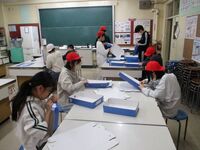 新1年生用のリサイクルトレーを組み立てています