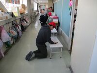 各クラスの配膳台をピカピカに