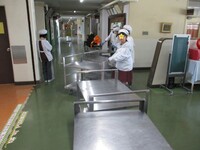 給食室の配膳台の移動です