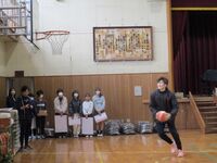集会では得意のダンクシュートを披露!