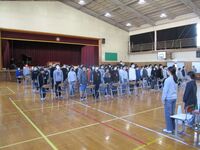 6年生と5年生が「卒業の言葉」で向かい合います