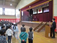 校歌斉唱　体育館は卒業式後の華やかさを残しています