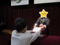 各学年の代表に修了証を渡しました