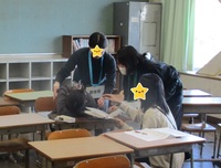 教室内で児童役が腹痛を訴えました