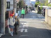 3月にできた新しい通学班での登校です