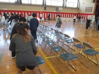 入学式の準備　椅子並べから