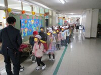 廊下に並びます