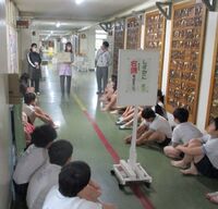 身体測定がスタート養護教諭の実習生(左)(6年生)