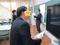 テレビ画面を鏡がわりに髪型を直していました