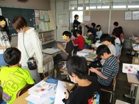 算数:対称の図形の学習です。2名の先生で教えます(6年生)
