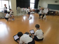 視力検査です。待っている子たちは新規のipadで個別学習です(6年生)