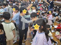 ペンダントのプレゼント!　多くの学年で作り、首にかけたのは2年生です。