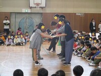 校歌を早く覚えてもらうために歌詞カードを担任の先生にプレゼント