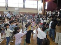 「だれにだってお誕生日」歌って踊ります