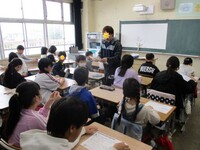 5組　調査用紙を配付します